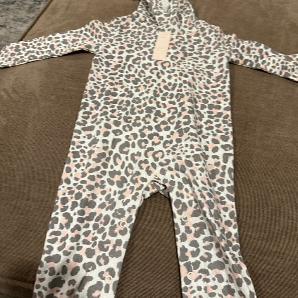 Mini B. Leopard Print Romper Baby Girl 12M Grey Pink Good Long Sleeve Snap Front